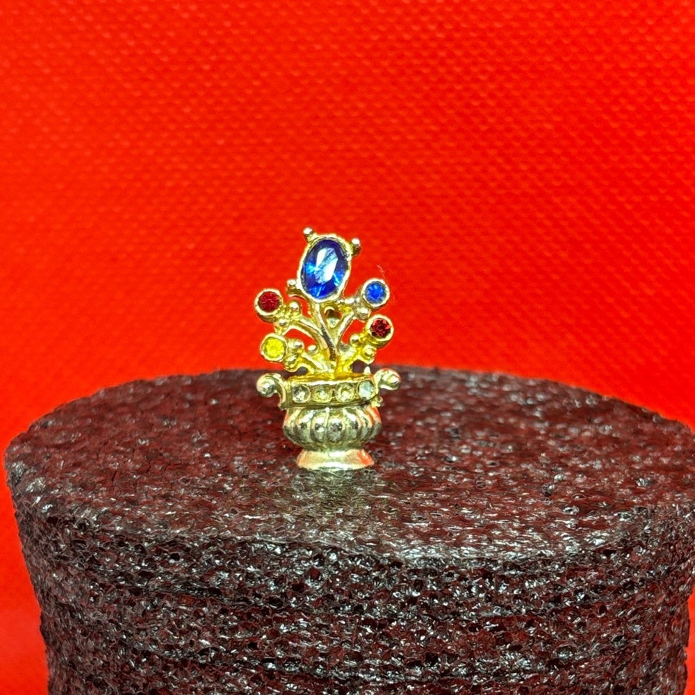 Elegant flower pot brooch